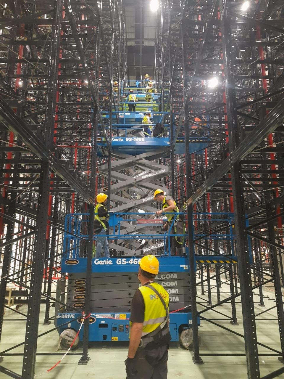 Sandėliavimo stelažų montavimas